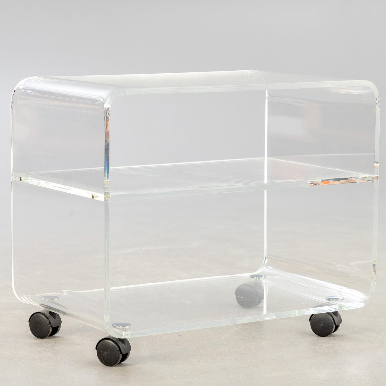 KLARMÖBEL. Rollwagen, Plexiglas / Acryl.