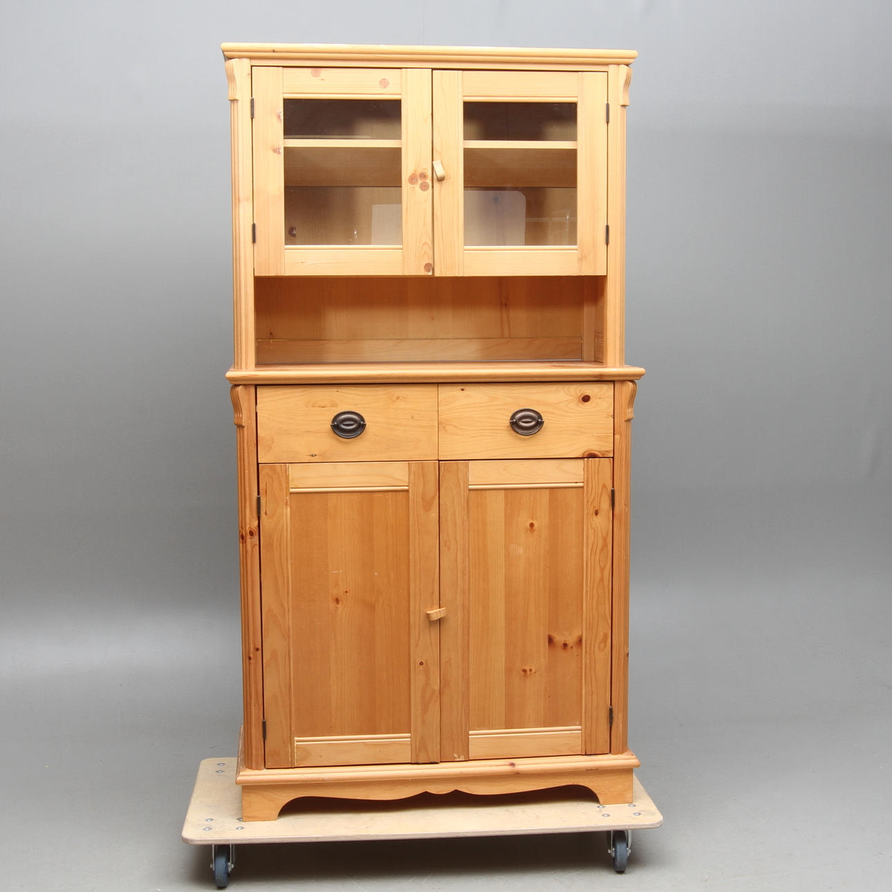 SKÄNKSKÅP med fristående vitrin, 1900-talets senare del.