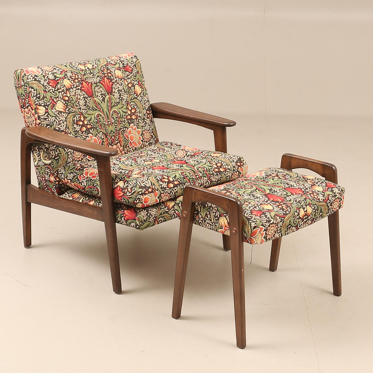 FÅTÖLJ. PALL. 1900-talets andra hälft.