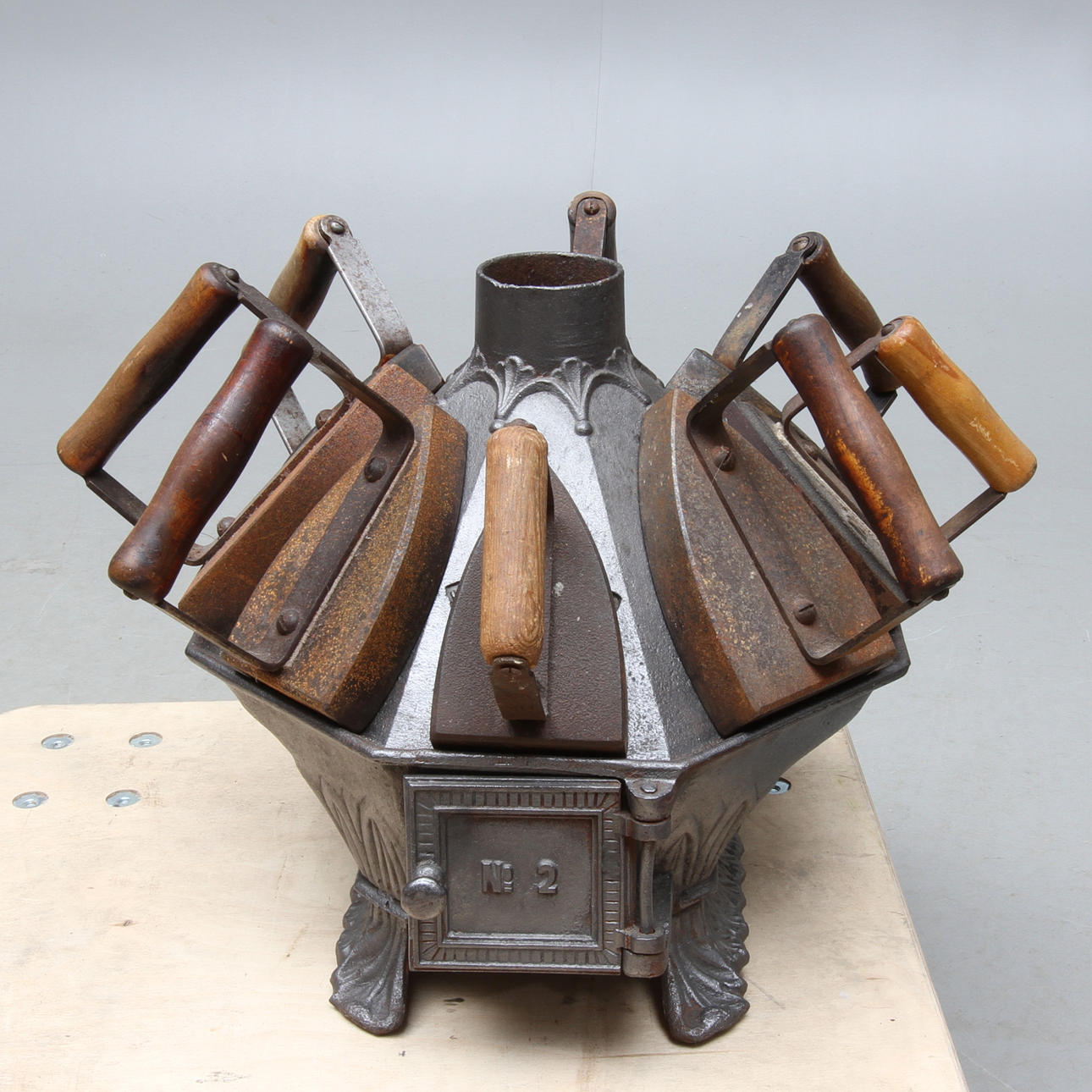 STRYKJÄRNSKAMIN, STRYKJÄRN, 8 st, gjutjärn. 1800-tal.