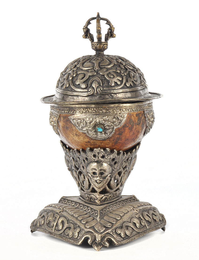 KAPALA, SCHÄDELSCHALE. Vajra knopplock, flammad bas med demoniska mascarons.