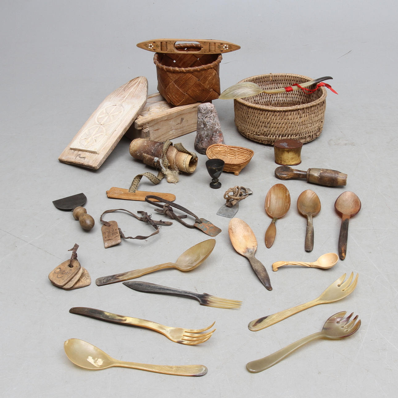 PARTI ALLMOGE, bland annat ostformar, rivsten, 1800/1900-tal.