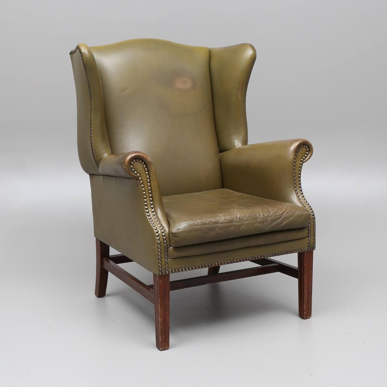 ÖRONLAPPSFÅTÖLJ, grönt skinn, engelsk stil, 1900-talets mitt.