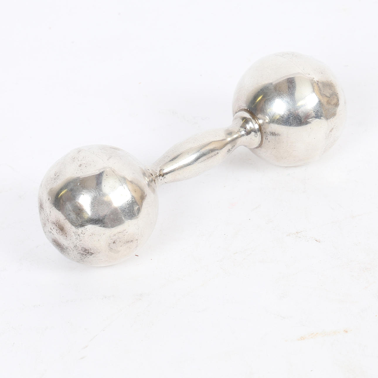 EINE TIFFANY & CO BABYRASSEL AUS STERLINGSILBER.