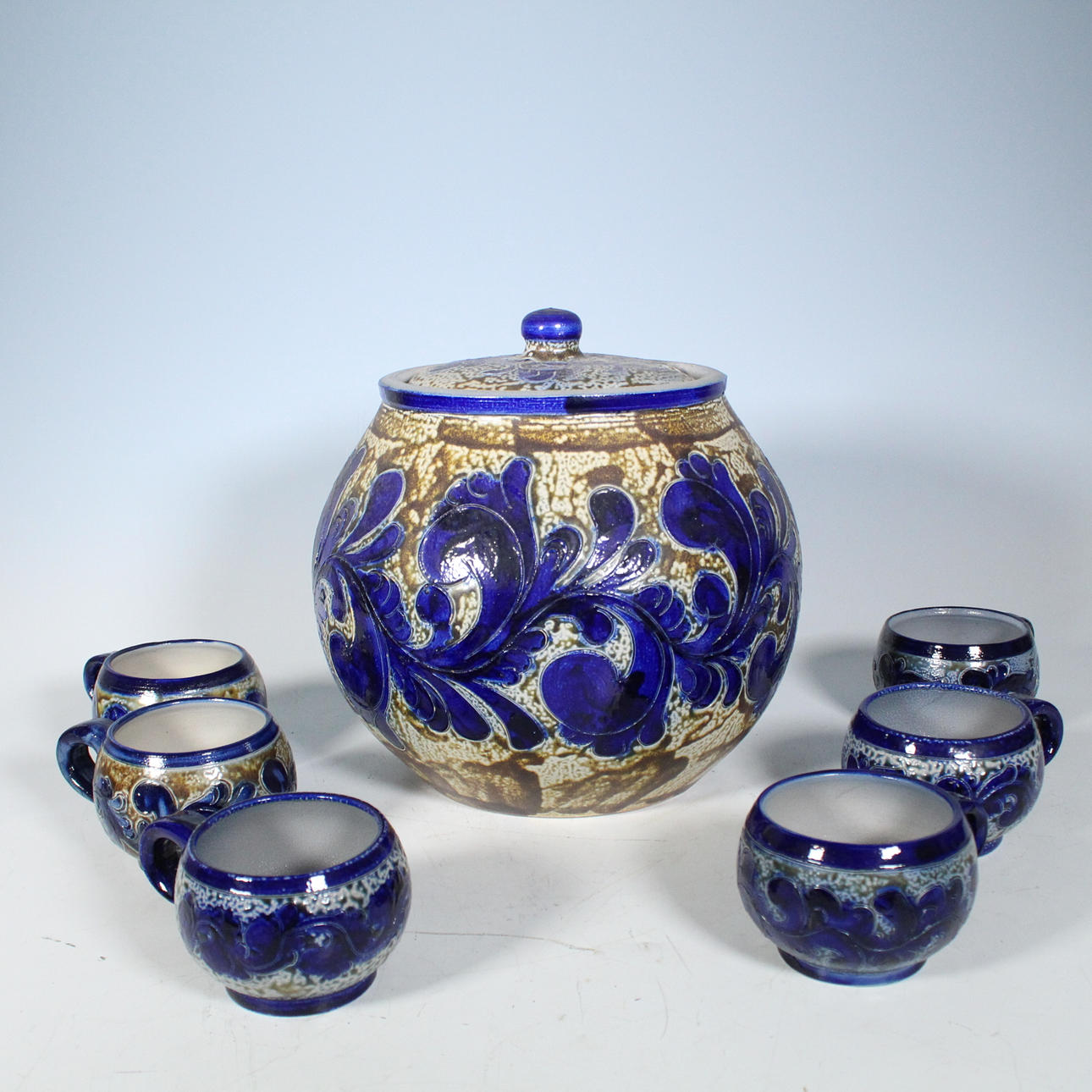 Bowle-Set aus Steingut.