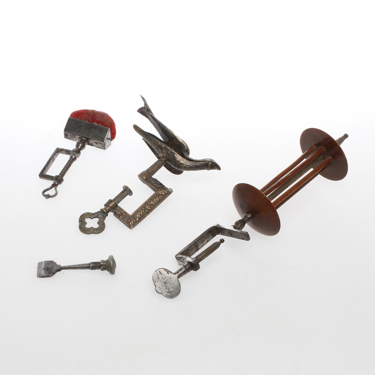 SYBARONER, 2 st, TRÅDVINDA samt EGGJÄRN, 1800-tal.