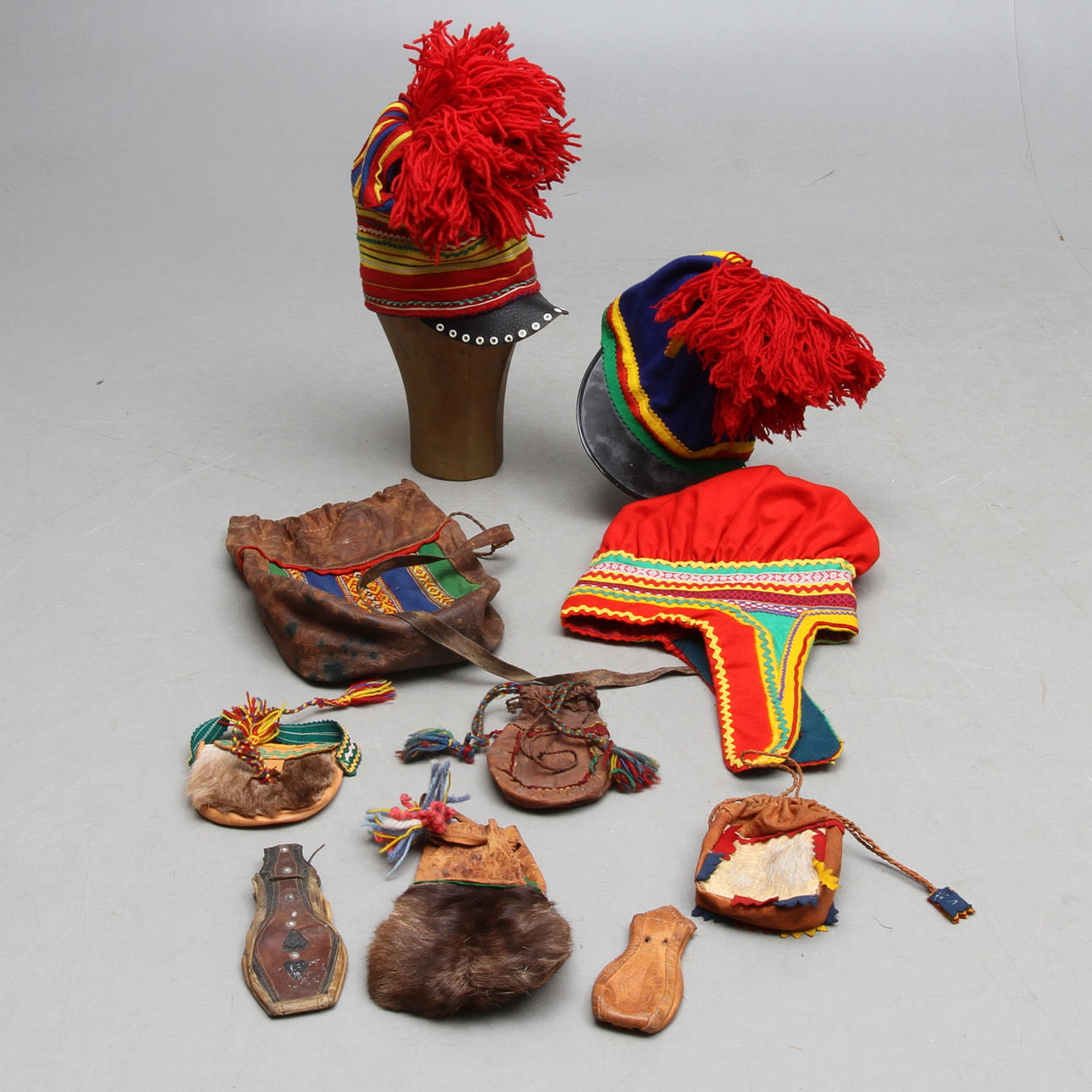 MÖSSOR 3 st samt DRÄKTTILLBEHÖR 7 delar, samisk slöjd, 1900-tal.