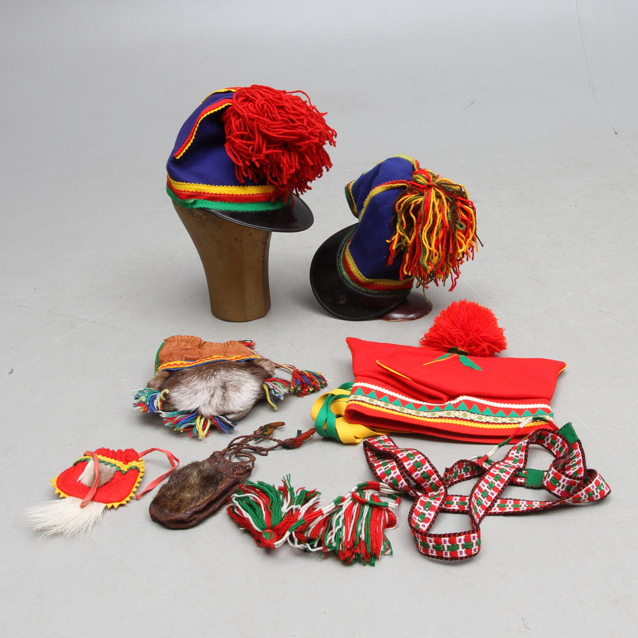 MÖSSOR 3 st samt DRÄKTTILLBEHÖR 4 delar, samisk slöjd, 1900-tal.