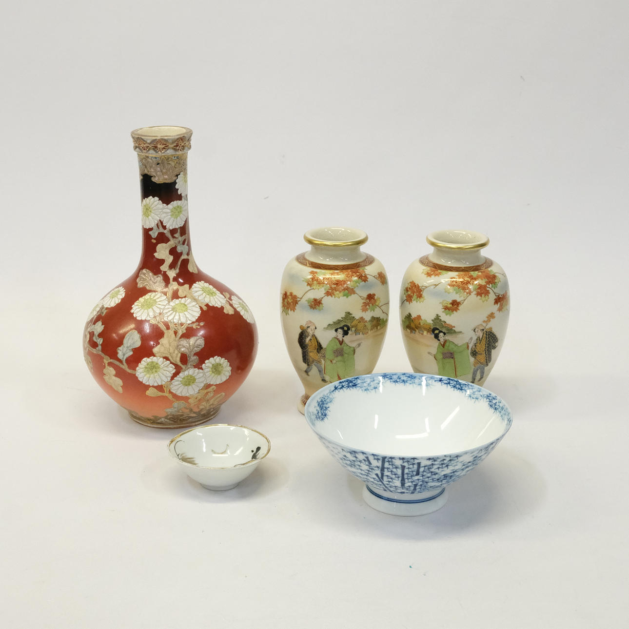 ORIENTALISCHES GESCHIRR, FÜNFTEILIG.