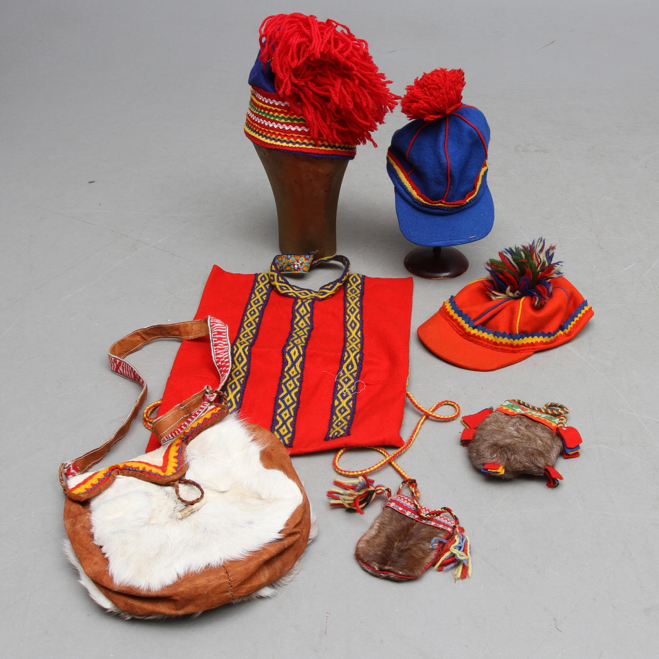 MÖSSOR 3 st samt DRÄKTTILLBEHÖR 4 delar, samisk slöjd, 1900-tal.