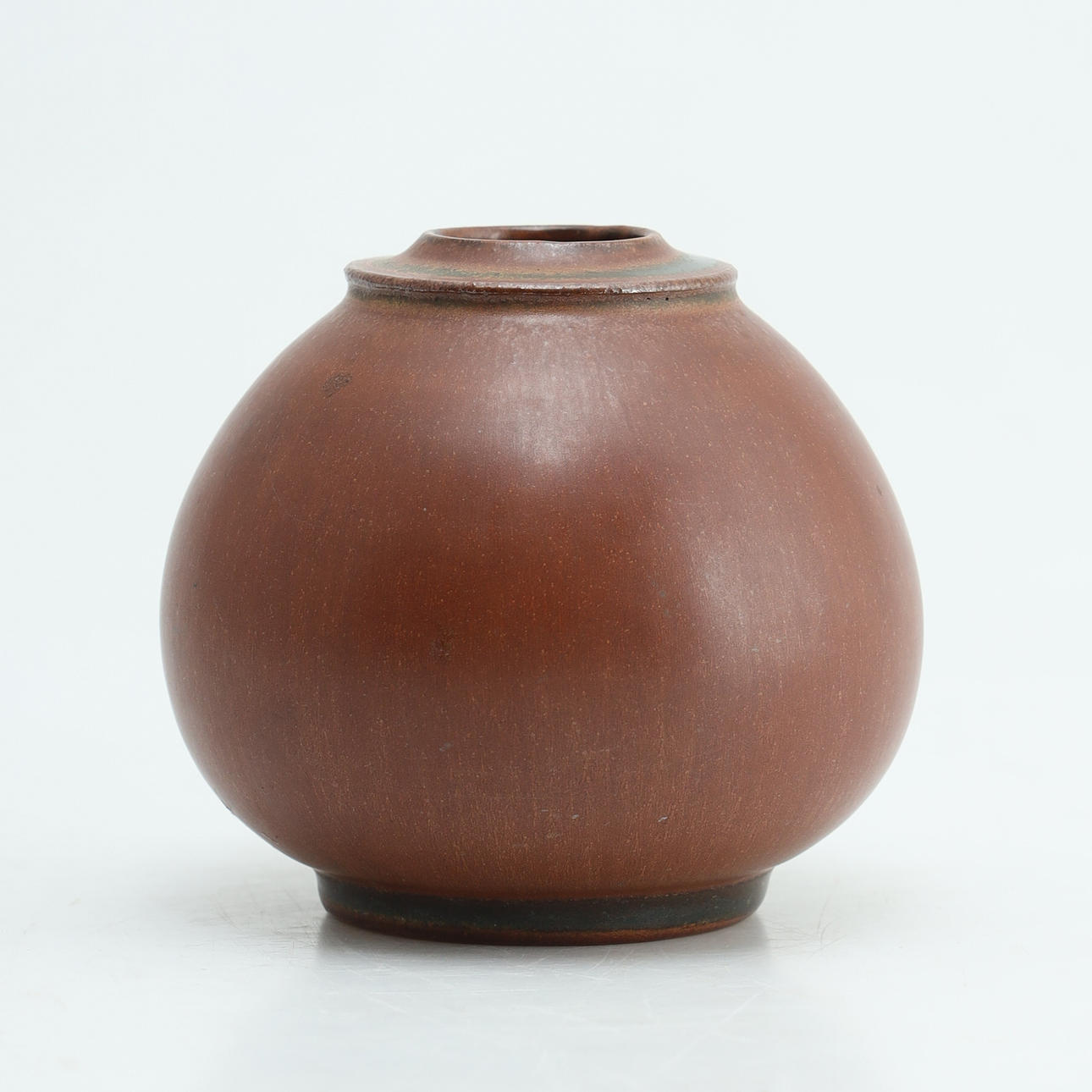 ERICH & INGRID TRILLER. Vas, Tobo, glaserat stengods.