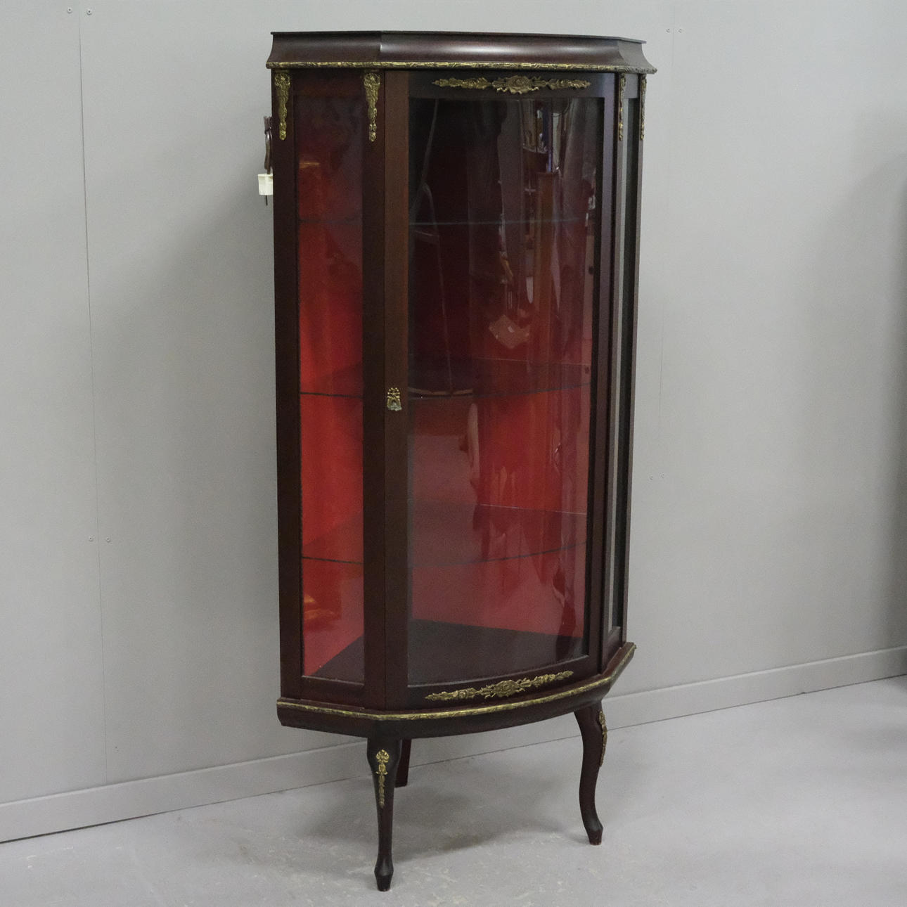 ECKVITRINE IM GUSTAVIANISCHEN STIL.