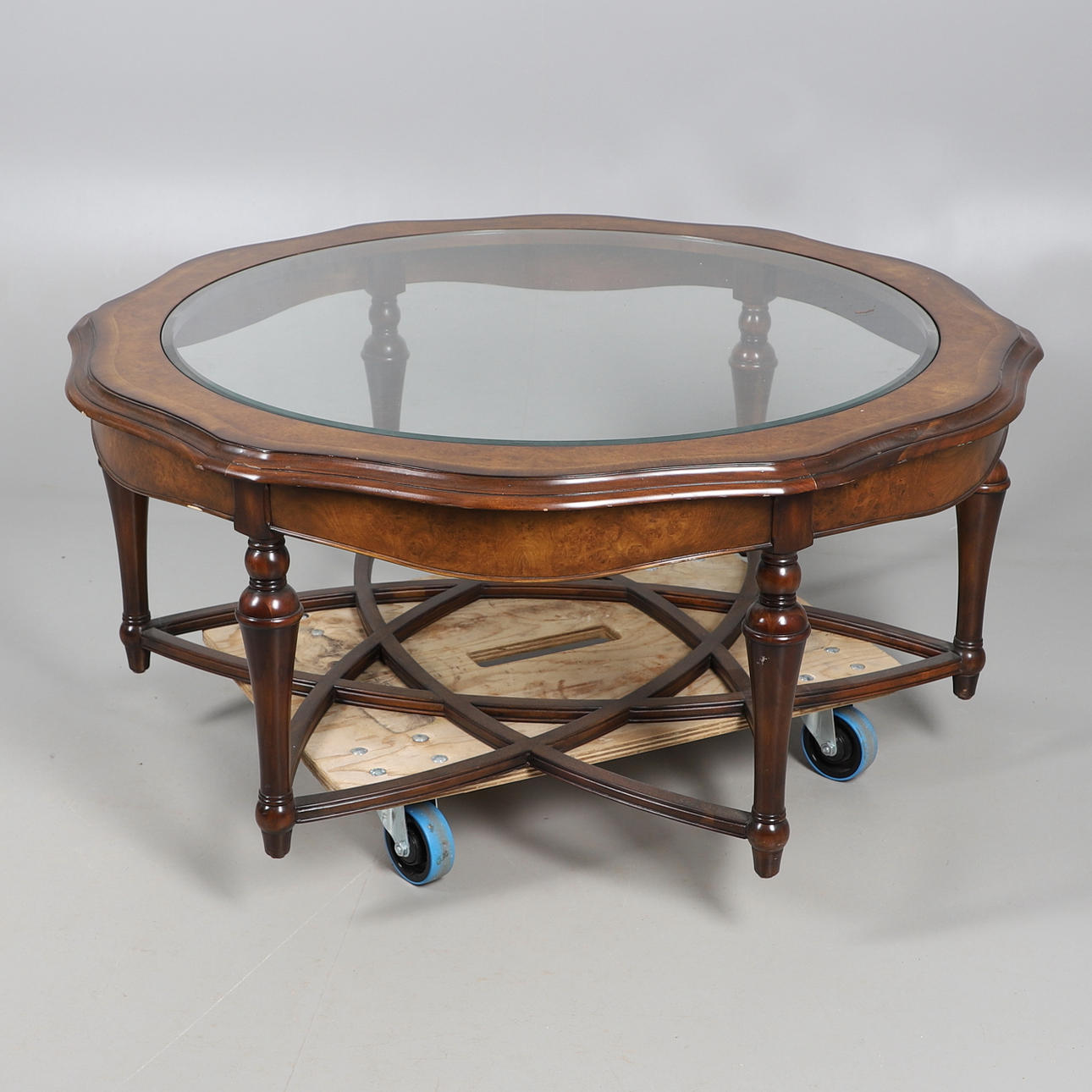 A MODERN INLAID BURR WALNUT EFFECT CENTRE LOW TABLE.