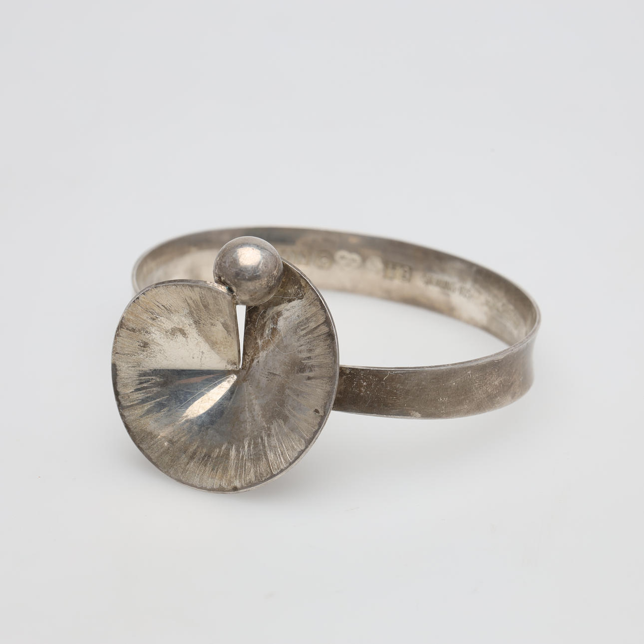 KARL-ERIK PALMBERG. ARMRING, silver, vikt ca 28 gram.