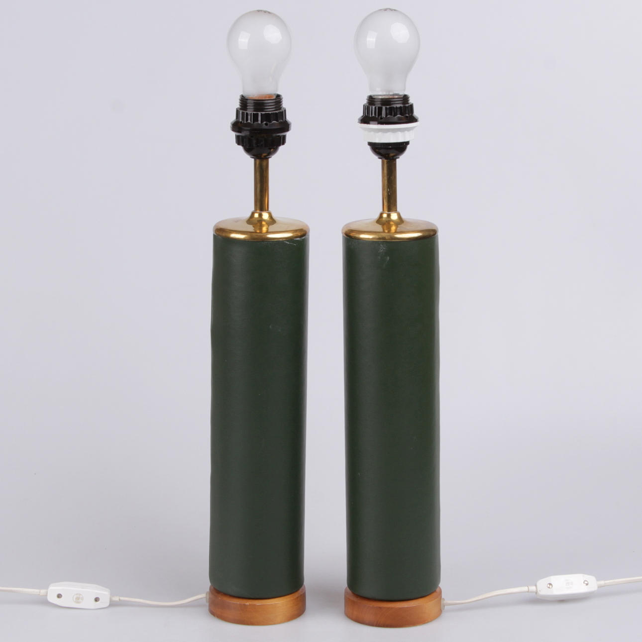 BORDSLAMPOR, ett par, läderklädd lampfot, 1900-talets andra hälft.