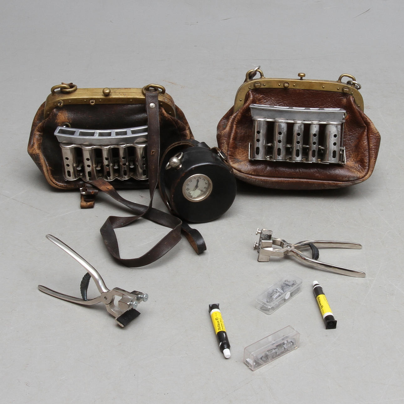 KONTUKTÖRSVÄSKOR, 2 st, STÄMPELTÄNGER, 2 st, samt VAKTUR, 1900-tal.