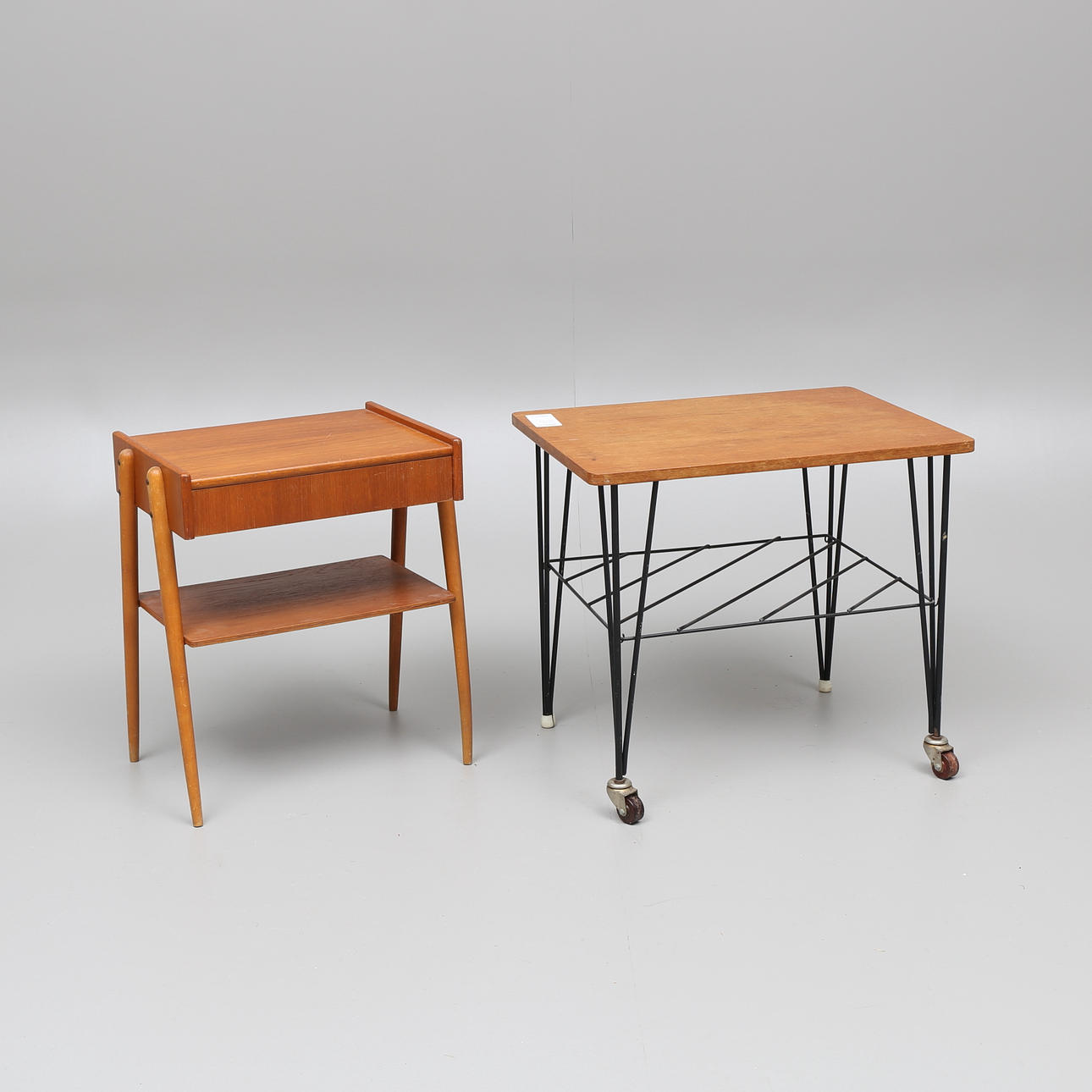 BORD med stringunderrede och SÄNGBORD, teak,1950/60-tal.