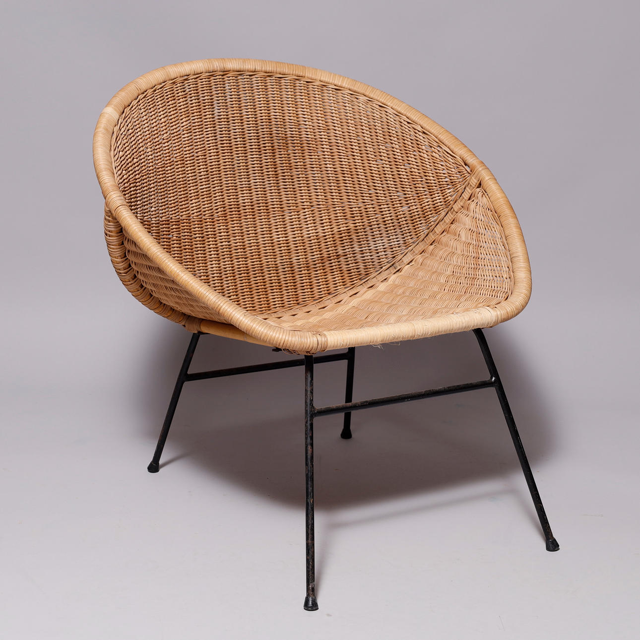 Flätad stol, bambu och peddi rör, ben av svartlackerad metall.