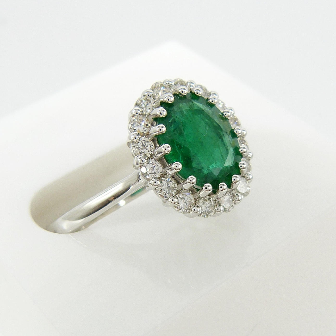 Halo-Ring SMARAGD & DIAMOND.