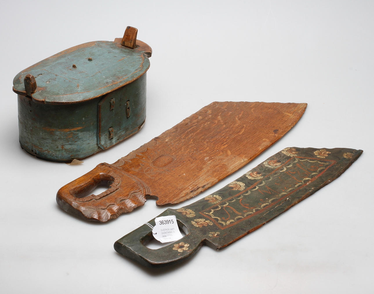 SVEPASK samt SKÄKTKNIV, 3 delar, 1700-1800-tal.