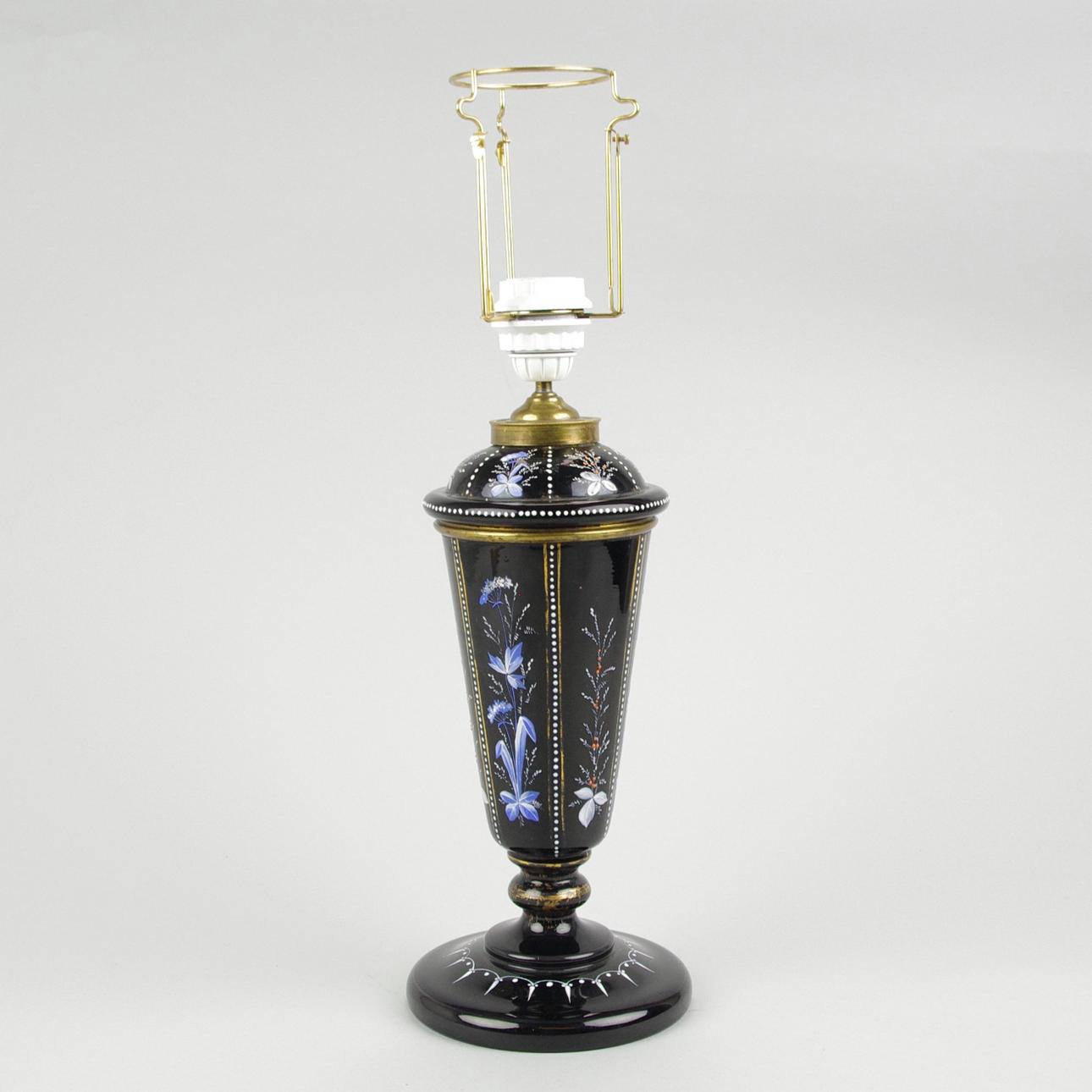 BORDSLAMPA, målat glas, sekelskiftet 1800/1900.