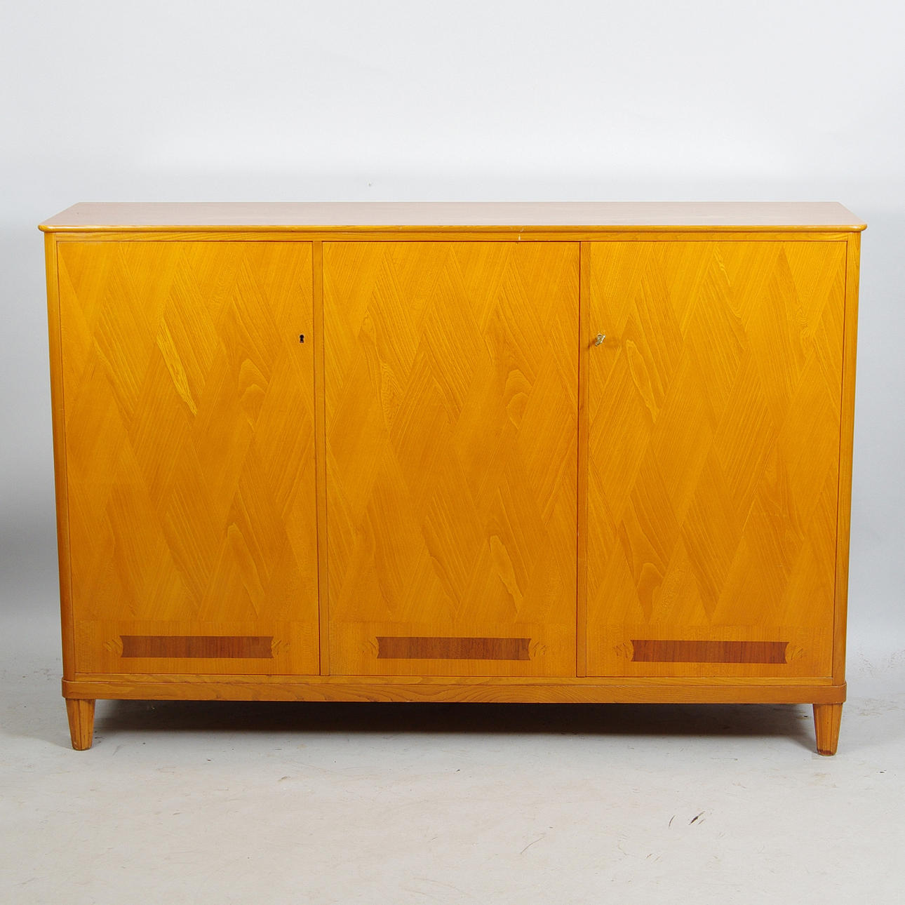 MATSALSSKÅP, alm med intarsia, 1900-talets mitt.