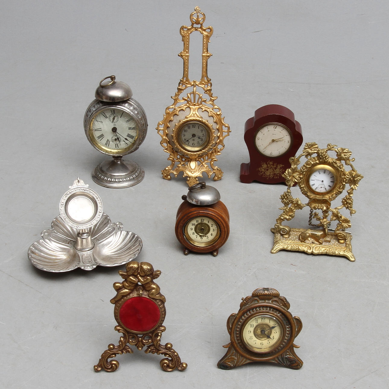 VÄCKARUR 5 st samt FICKURSSTÄLL 3 st med ett fickur, 1800/1900-tal.