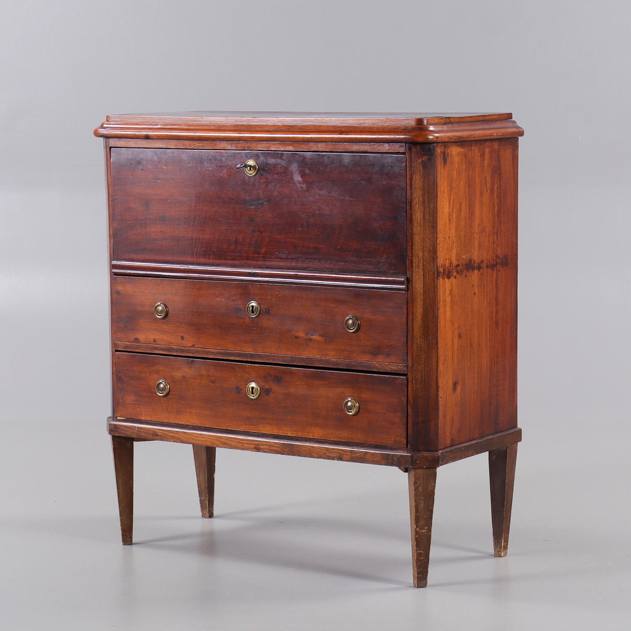 BYRÅ med SKRIVKLAFF, 1800-tal.