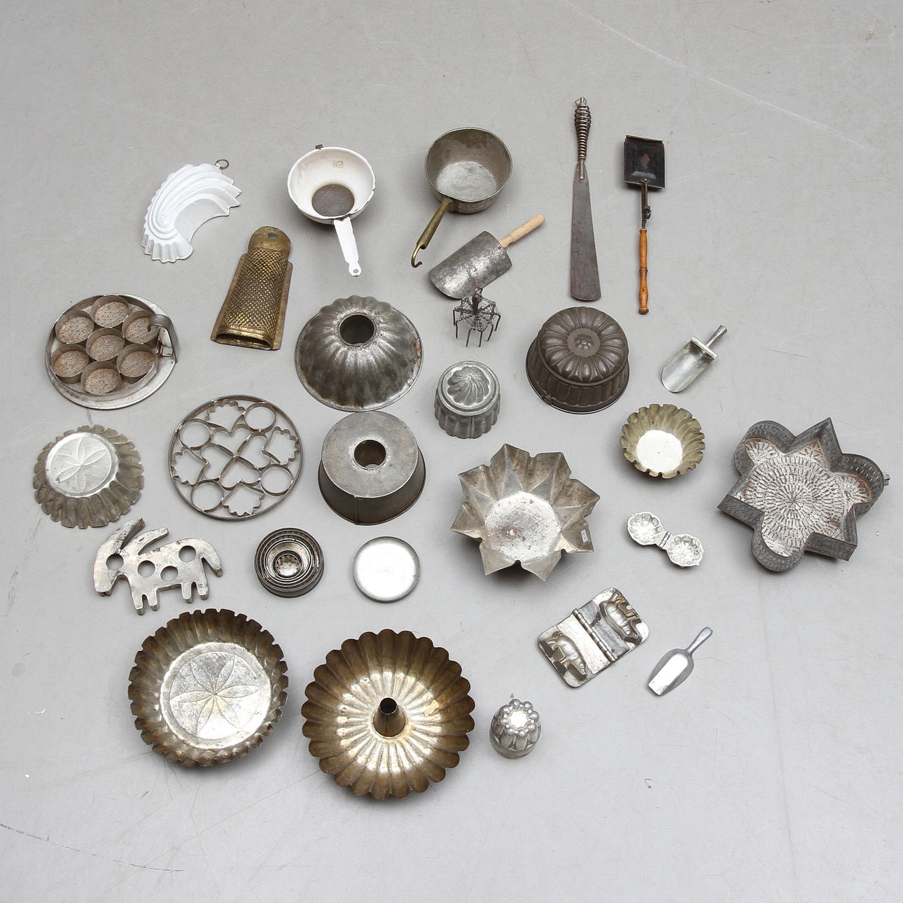 DIVERSE BAK- OCH KAKFORMAR MED MERA, mestadels bleckplåt, 1800/1900-tal.