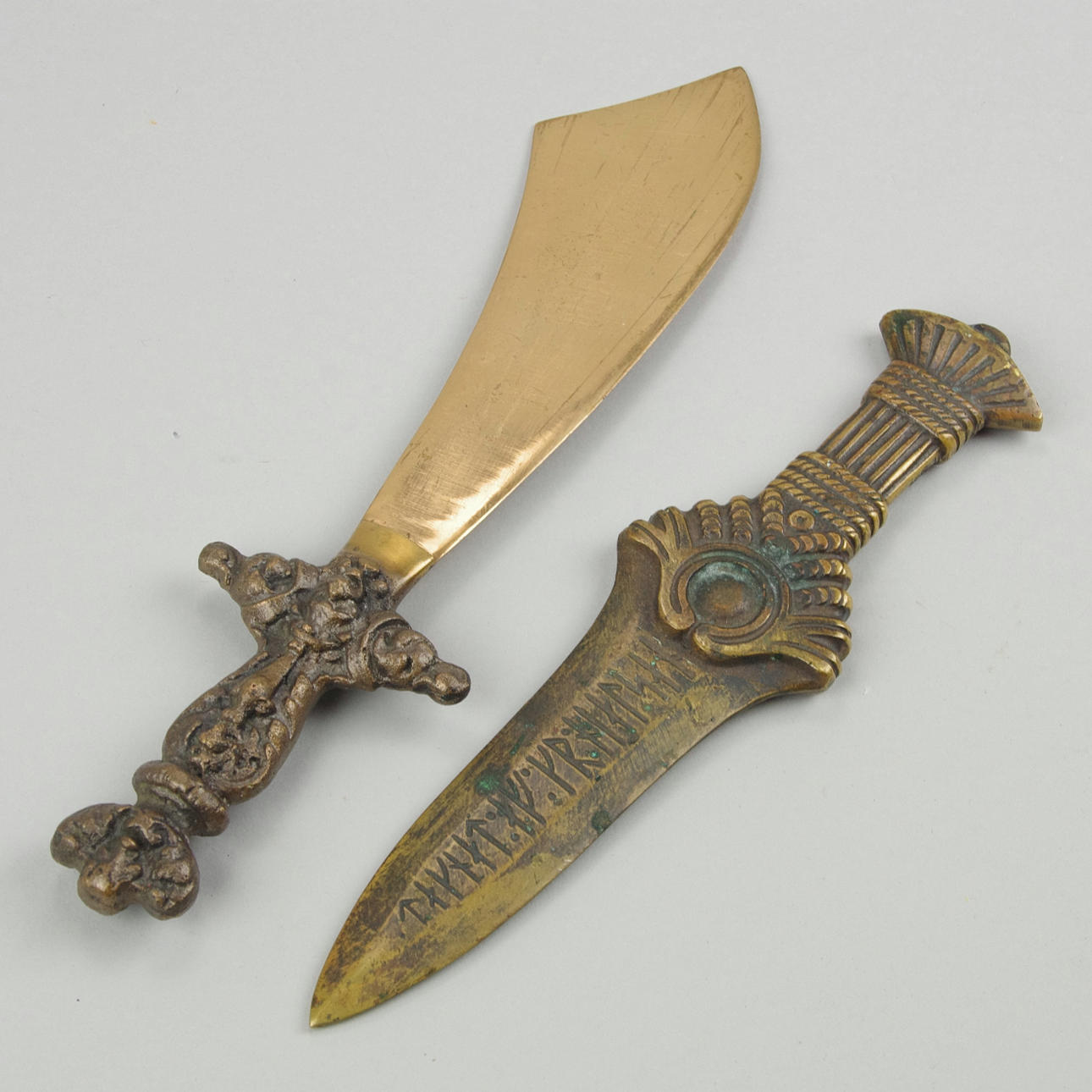 PRYDNADSKNIVAR i form av svärd, brons, sent 1900-tal.