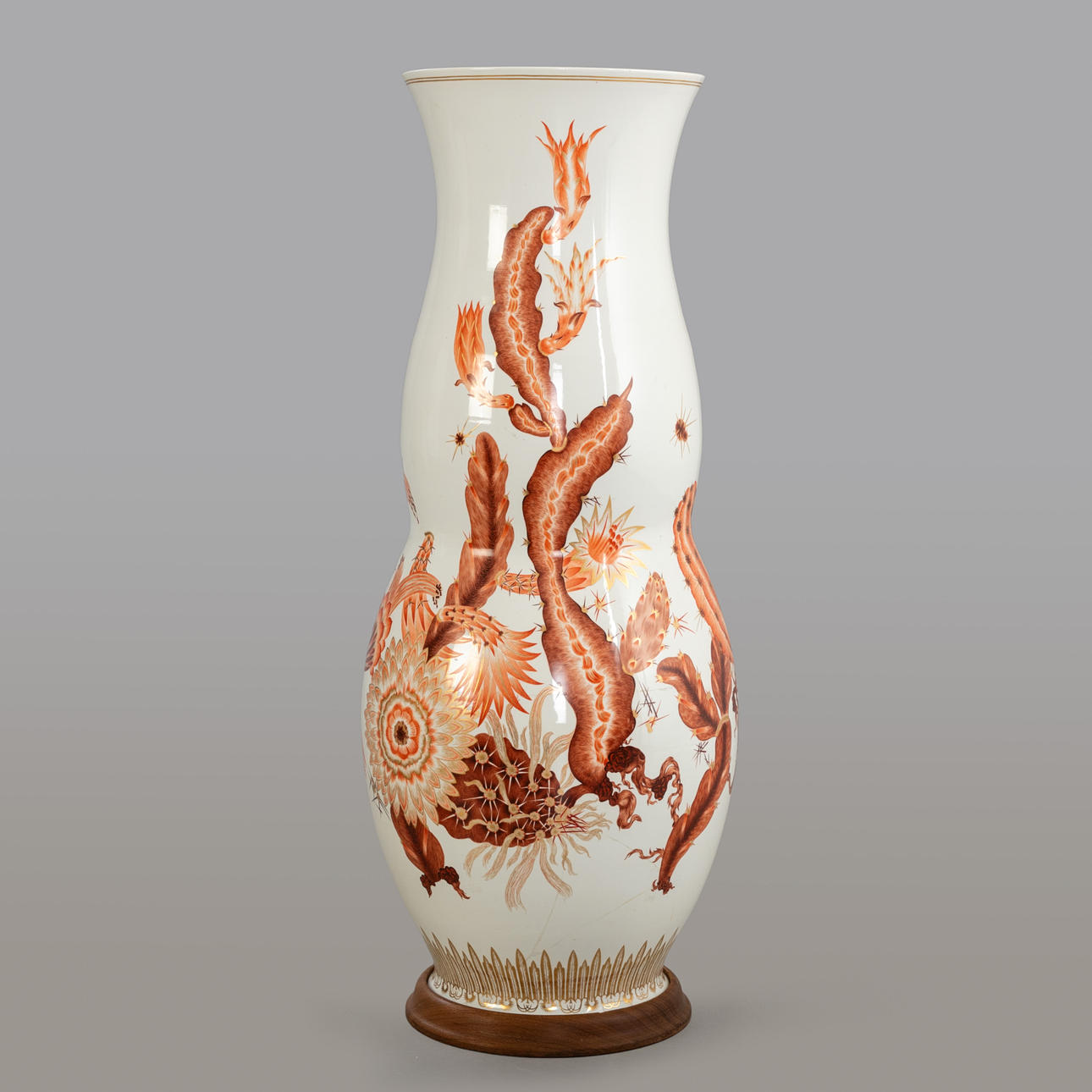 EMIL PAUL BÖRNER (1888-1970). Monumentale, kalebassenförmige Bodenvase mit Kakteendekor, Modell J 237, Meißen, 1930er Jahre.