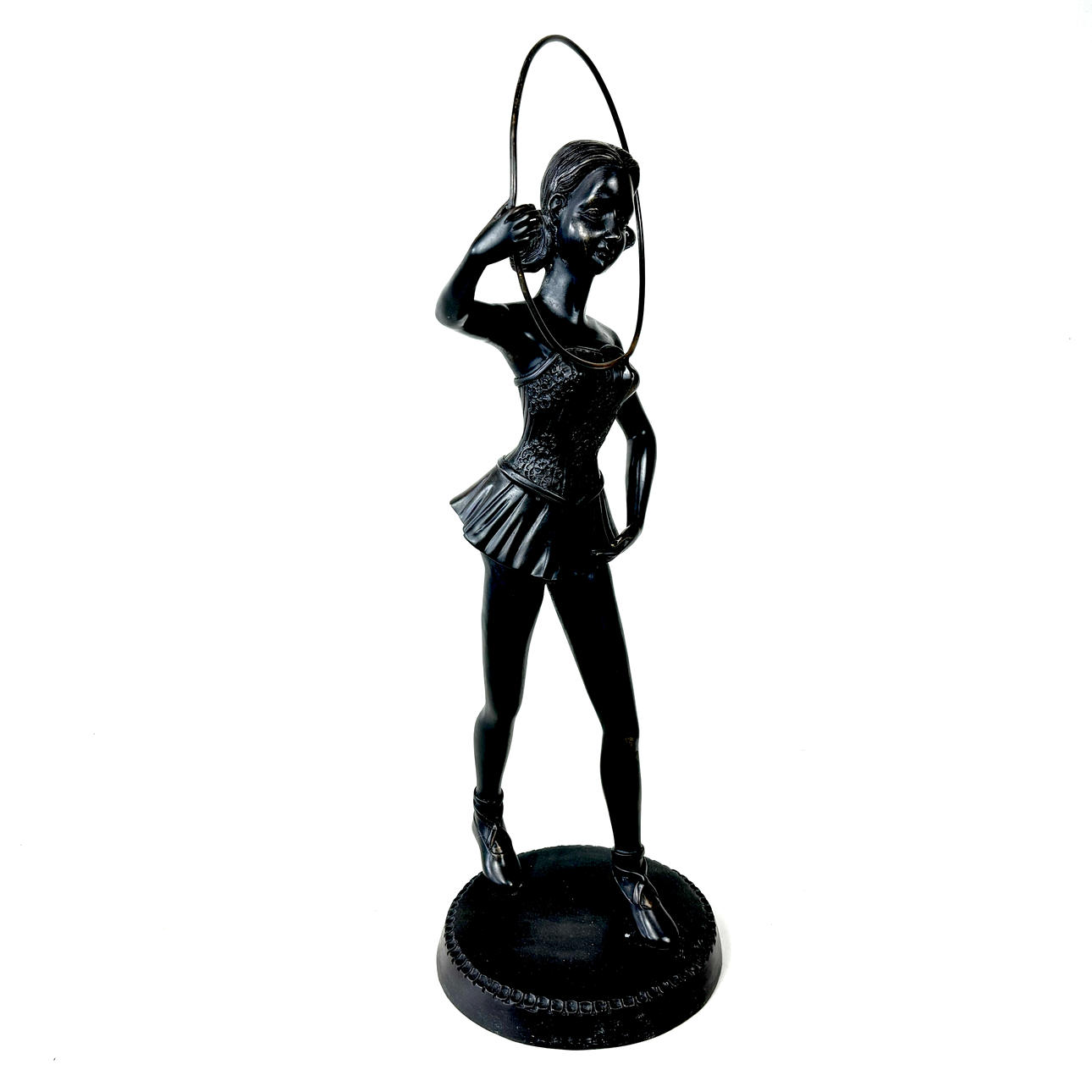 FIGURA DE BRONCE DE UNA NIÑA CON ARO.