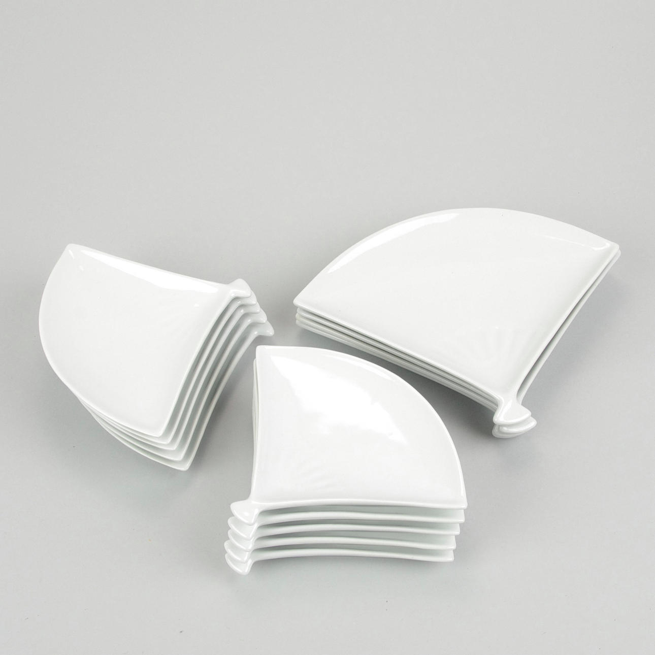 TALLRIKAR, vitt porslin, snäckformade.