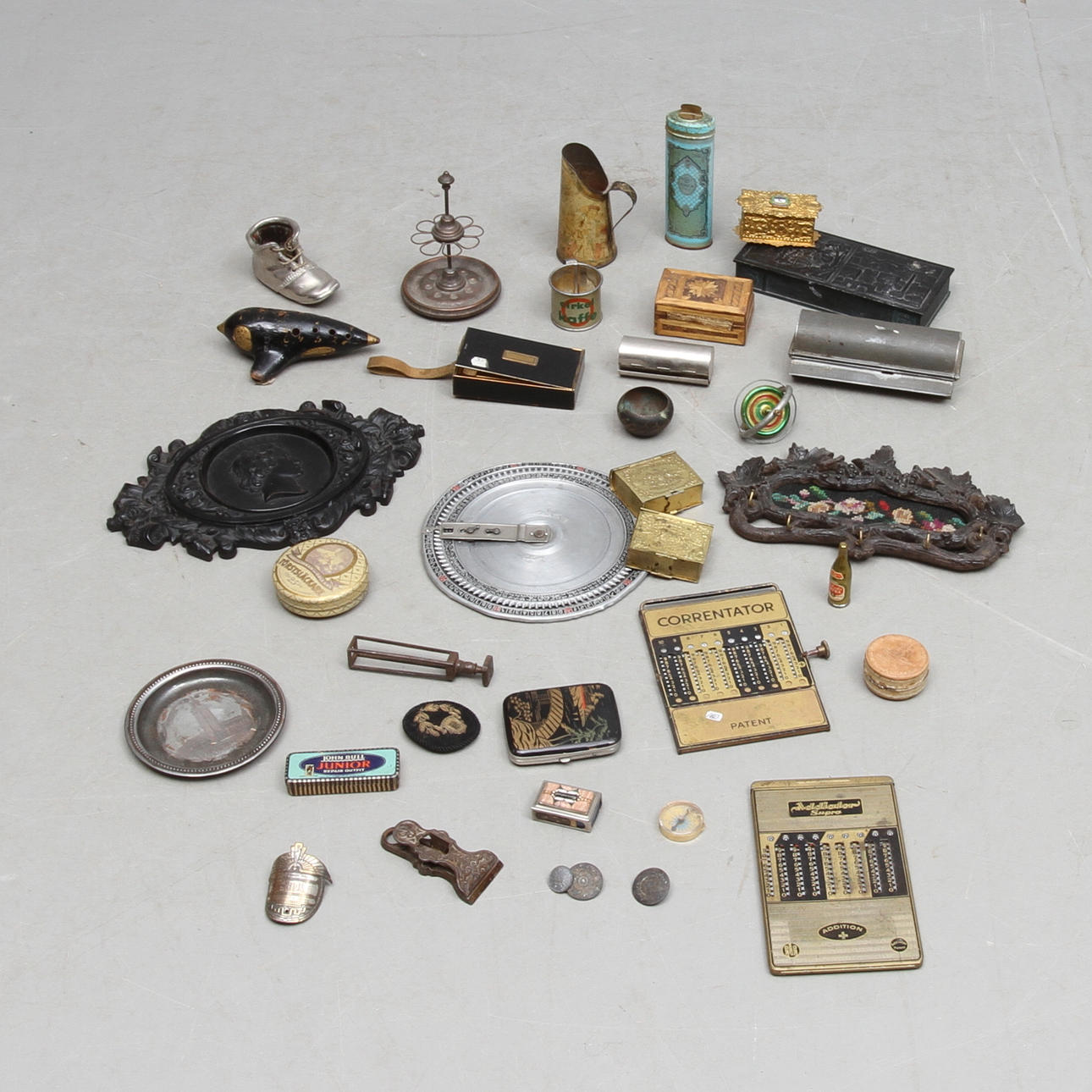 DIVERSE ASKAR, HÄNGARE, SKRIN MED MERA, 1900-tal.