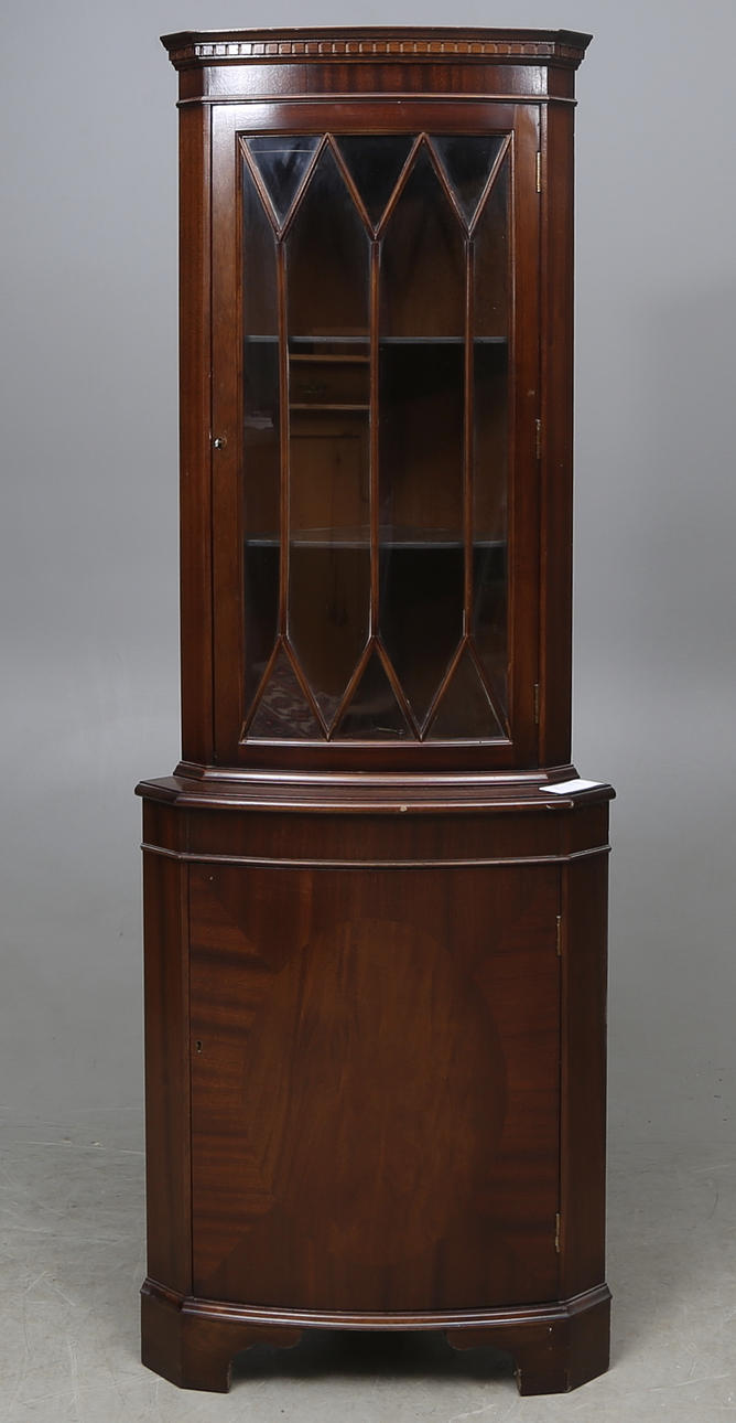 HÖRNSKÅP, engelsk stil, 1900-talets andra hälft.