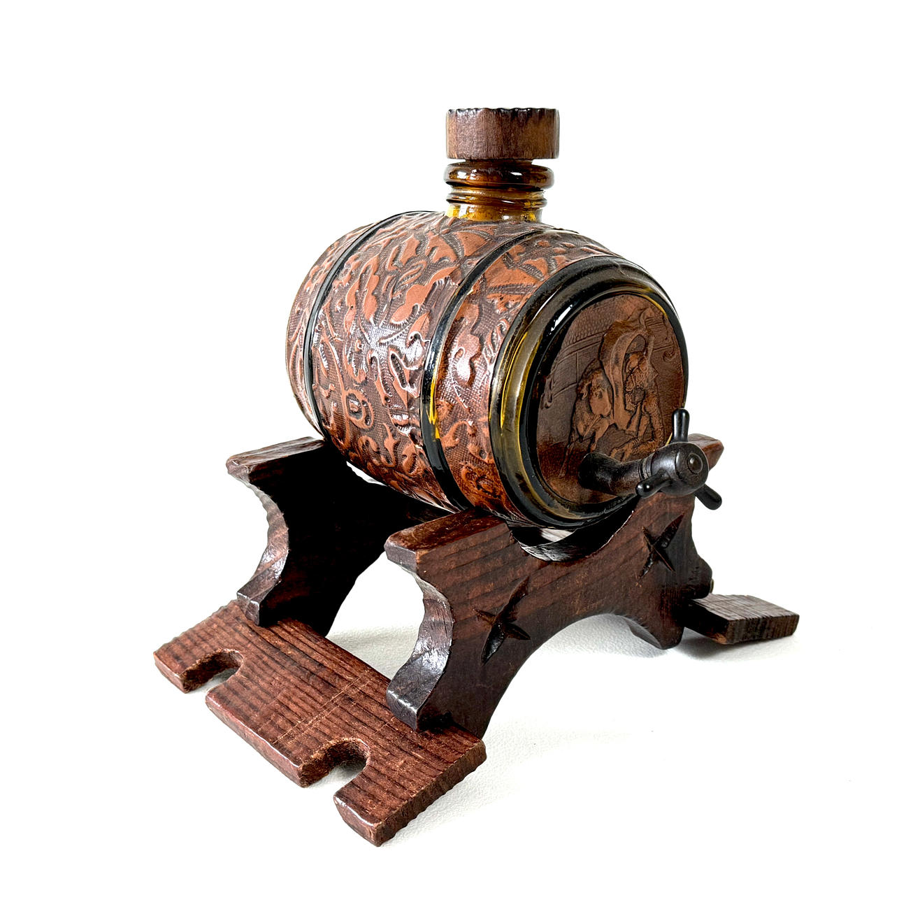 BARRIL DE ALCOHOL DE MADERA TALLADA.