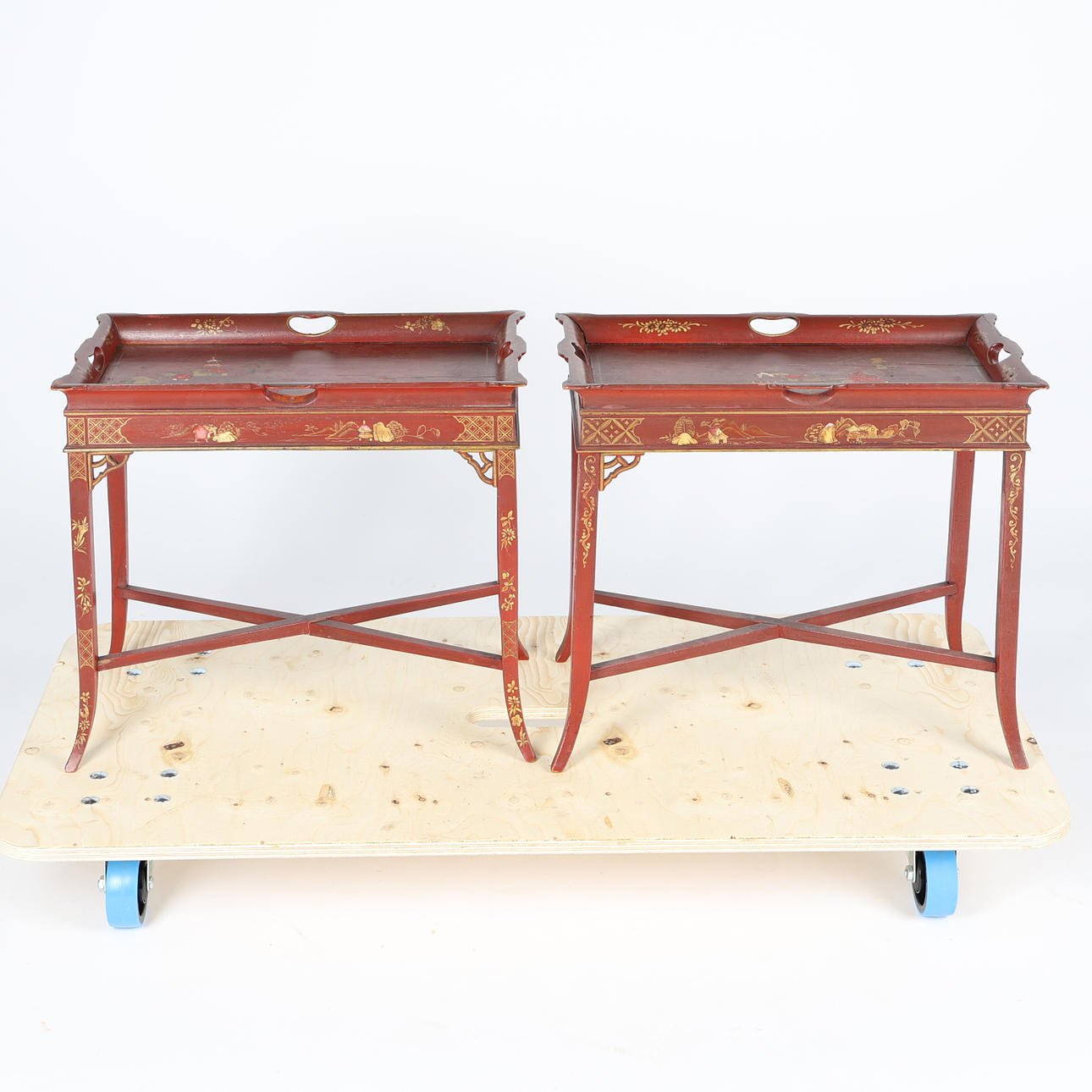 EIN PAAR LACKIERTE NIEDRIGE TISCHE (2).