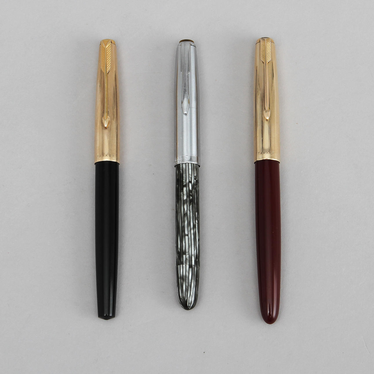 PENNOR, 3 st, Parker, 12 K. En penna med stift i 14 K guld.