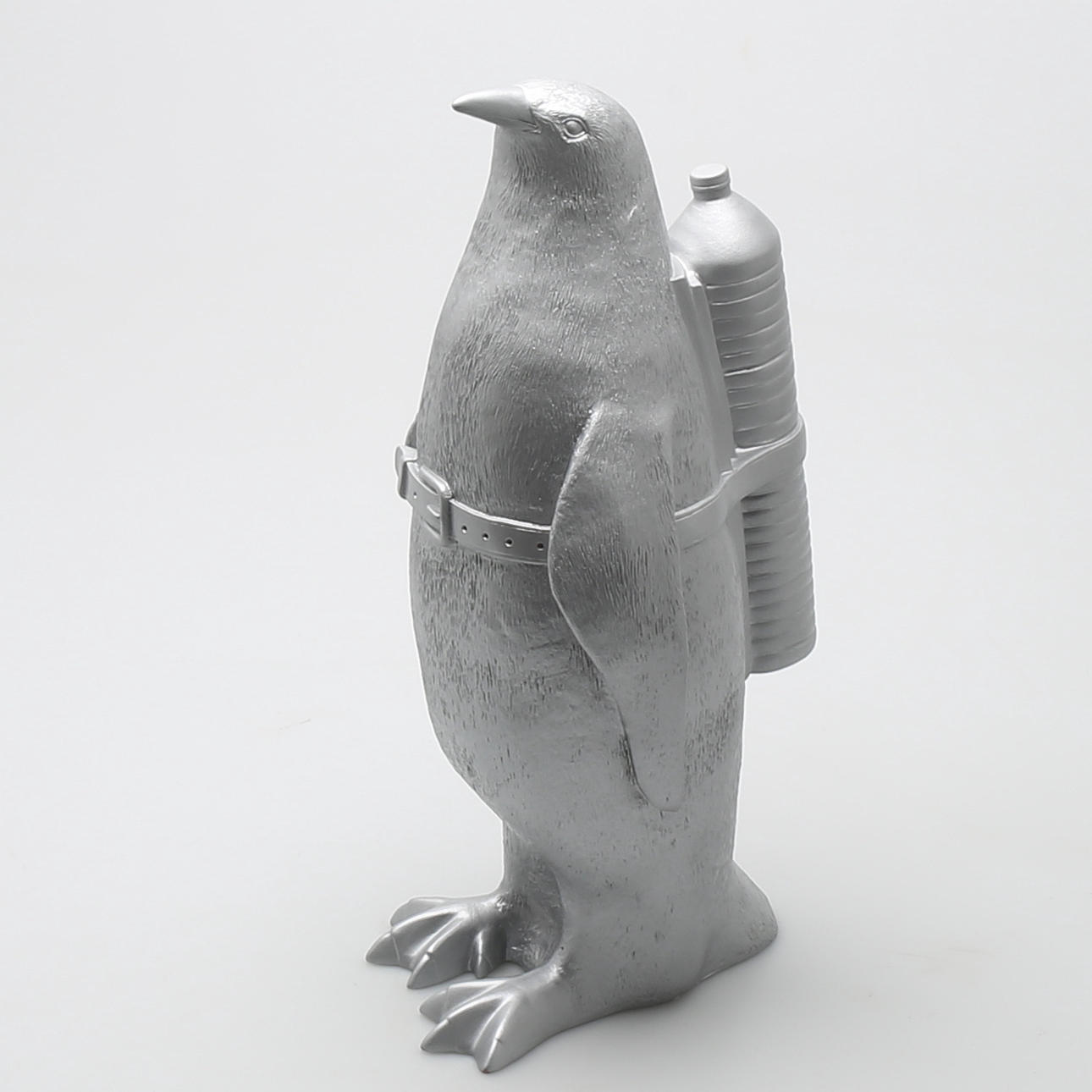 WILLIAM SWEETLOVE. Figur, plast, "Cloned Penguin with pet bottle", signerad och numrerad, Sweetlove, 8/300 och daterad 2003.