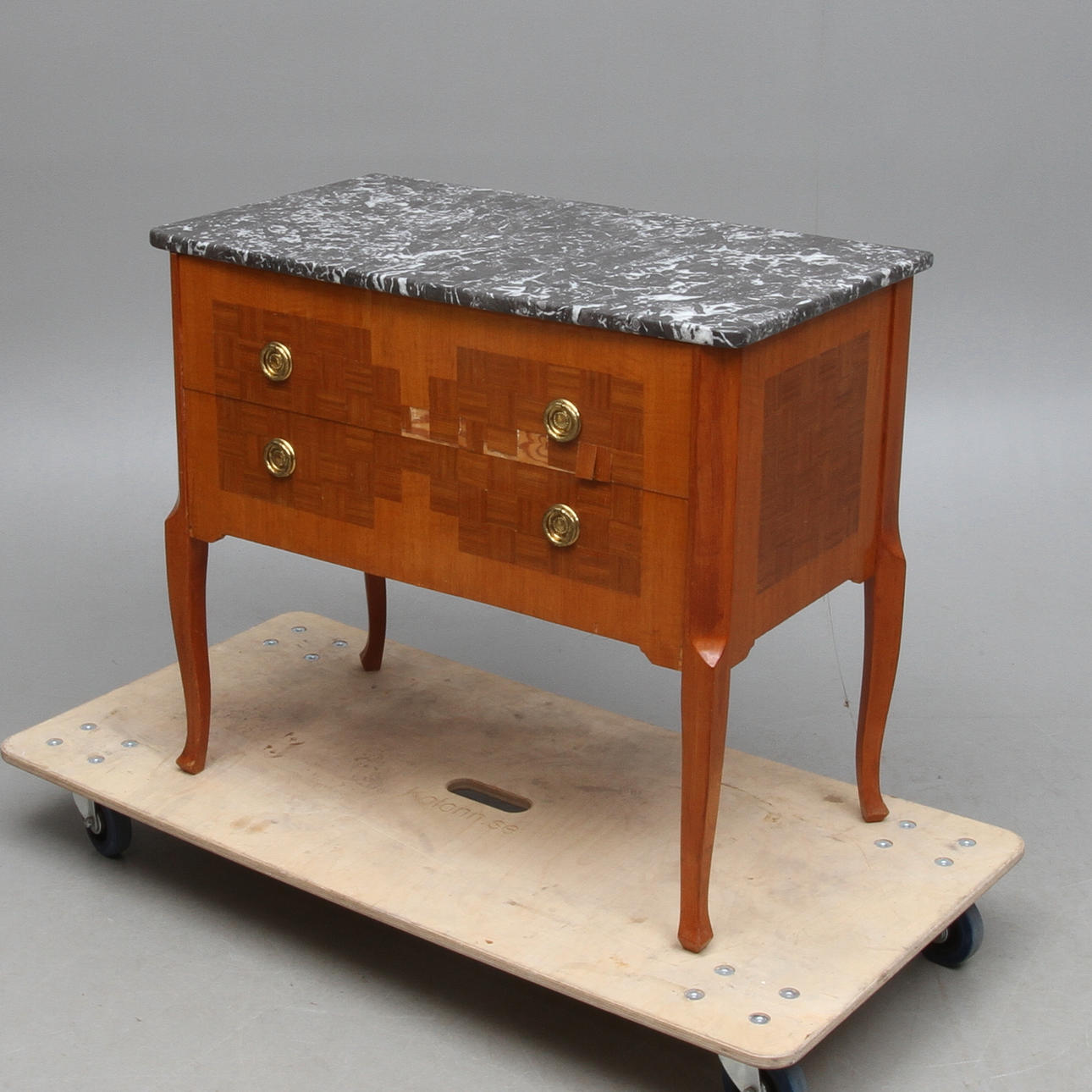 BYRÅ, med stenskiva, 1900-tal.