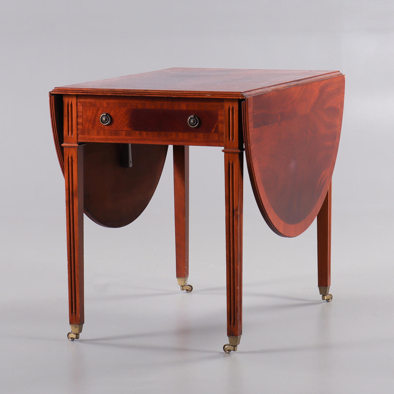 KLAFFBORD Engelsk stil, 1900-talets andra hälft.