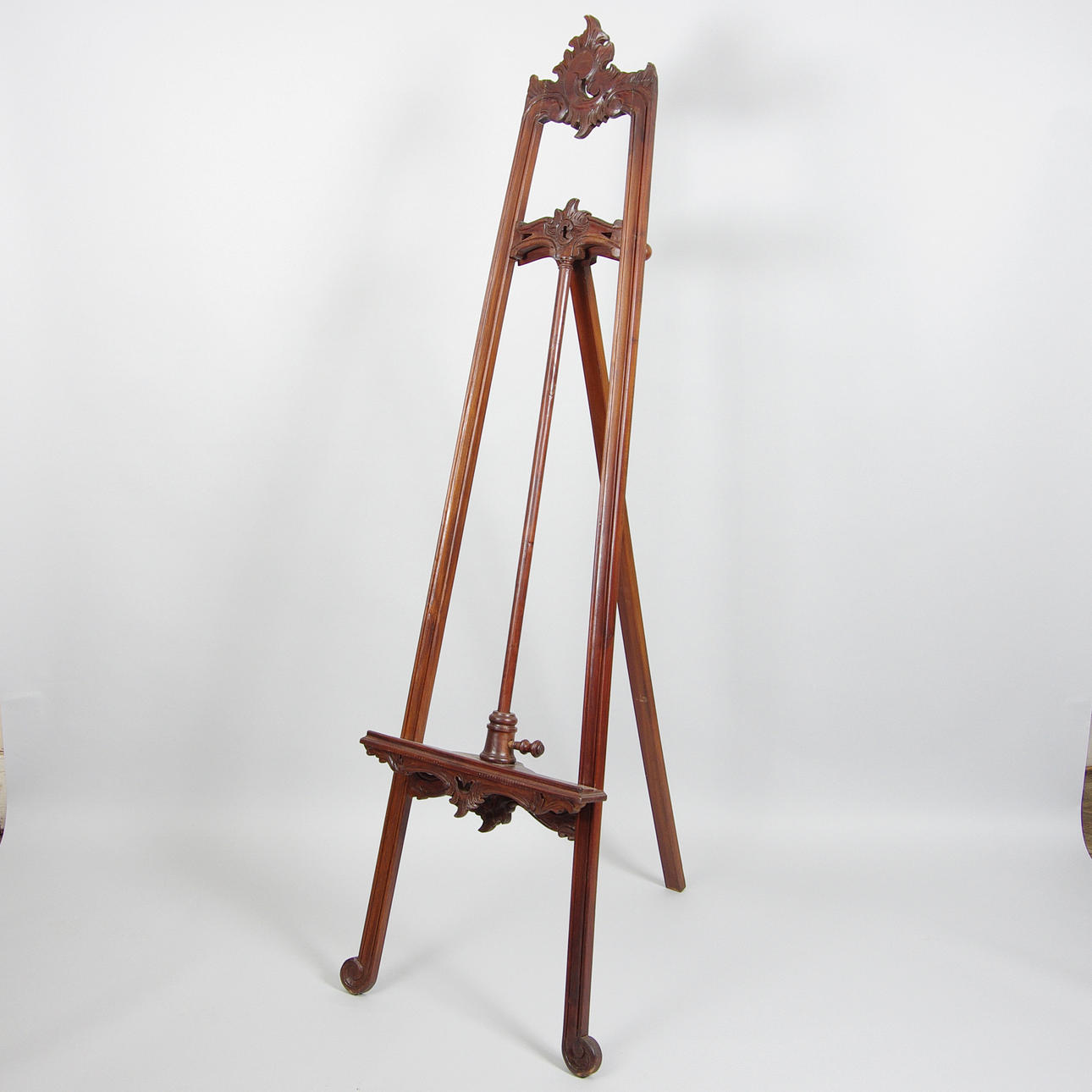 STAFFLI, mahognybetsat trä, rokokostil, samtida.