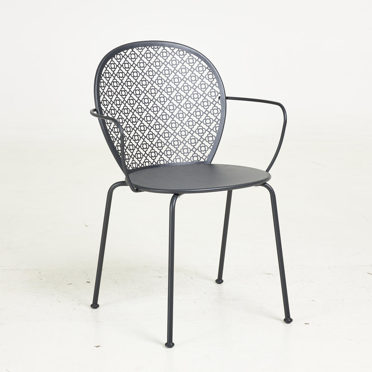 FERMOB. Karmstol, "Lorette", lackerad metall, brickmärkt.