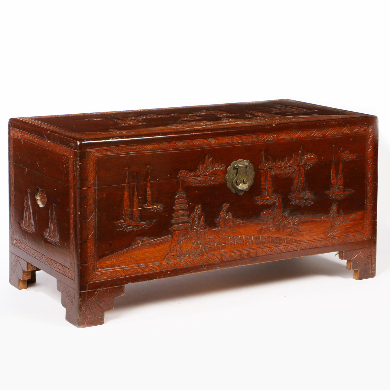 UN BAÚL DE ALCANFOR CHINO.