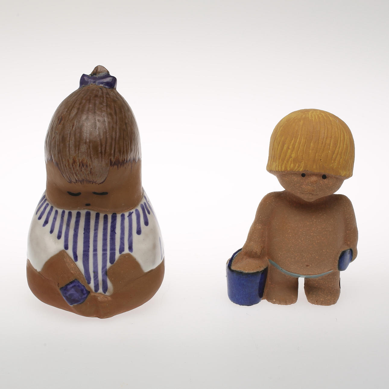 FIGURINER, stengods, 2 st. Lisa Larson. Gustavsberg. Johanna, pojken med hink.