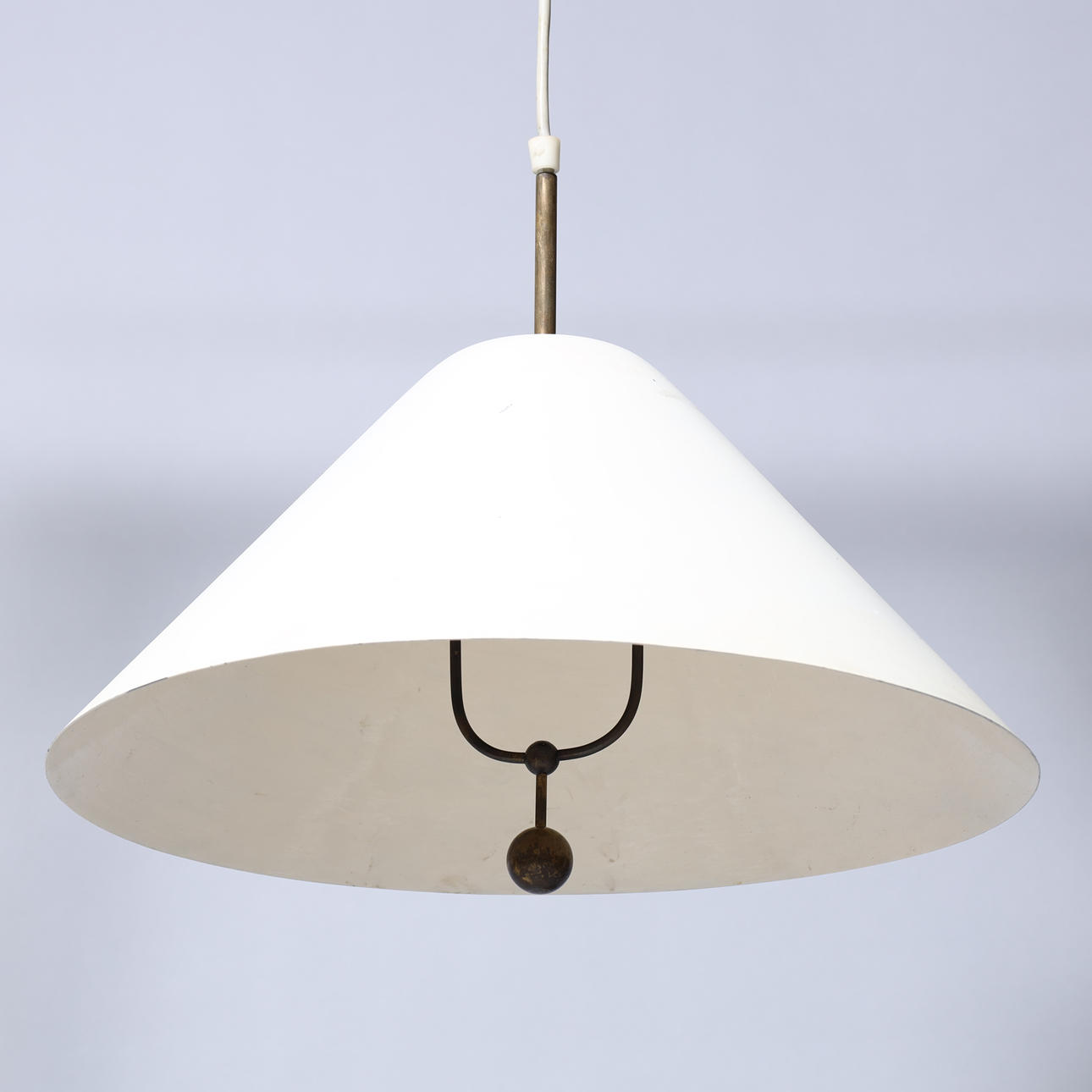 Pendel, Lyfa, vitlackerad metallskärm och mässingsdetaljer, lyftsystem, Danmark, 1900-talets mitt.