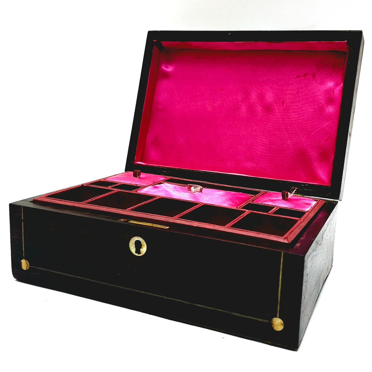 SMYCKESKRIN I PALISANDER MED MARKÖR. OMKRING 1900.