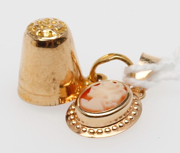 BERLOCKER, 2st, 18k guld, vikt ca 1,8 gram.