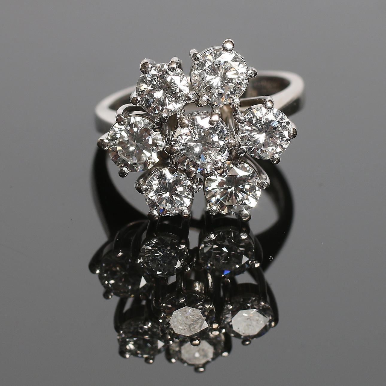 RING, 18k vitt guld och 7 st brillianter totalt 3,03 ct. Hellström & Åhrling, Stockholm. 1992. Totalt 10 gram.