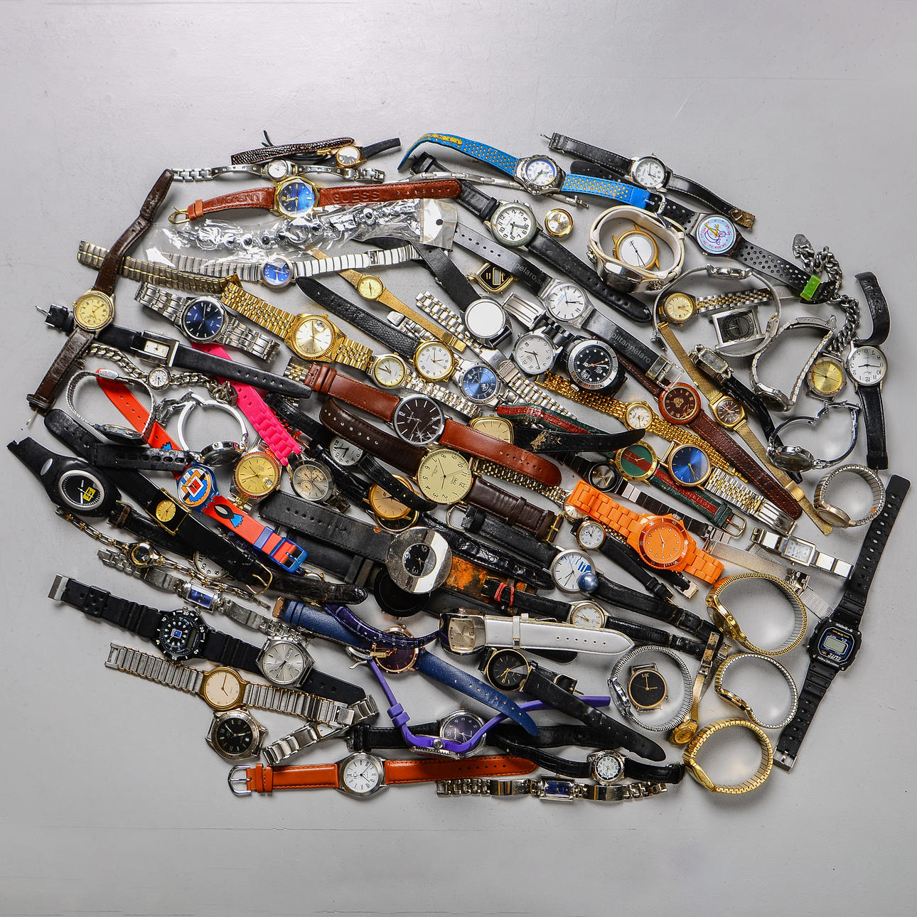 ISOT ERÄT RANNEKELLOT.